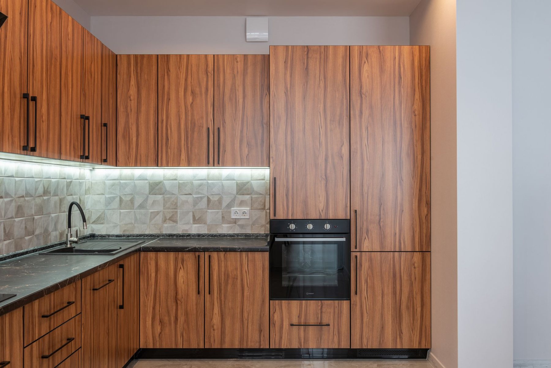 Cocina con muebles de madera y horno empotrado