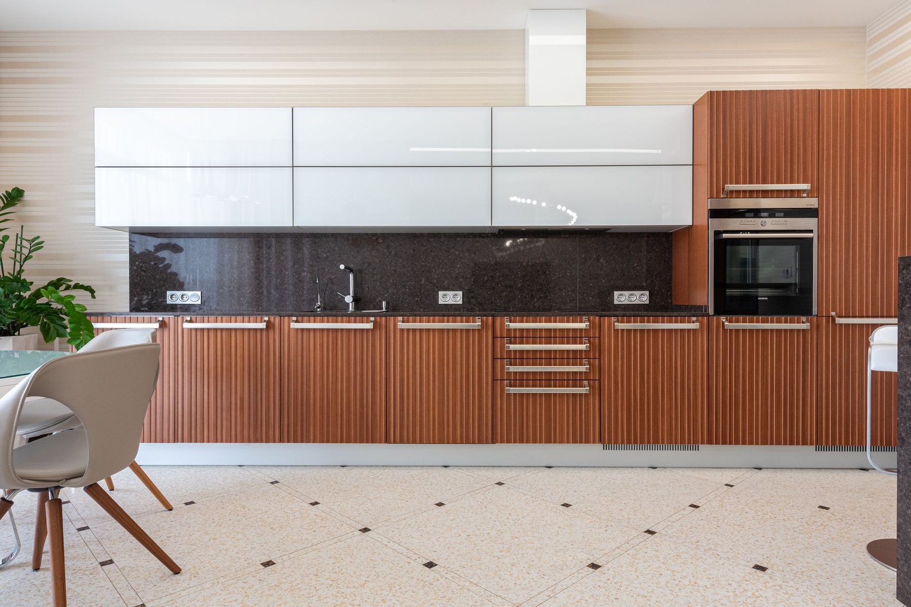 Cocina amplia con muebles blancos y madera