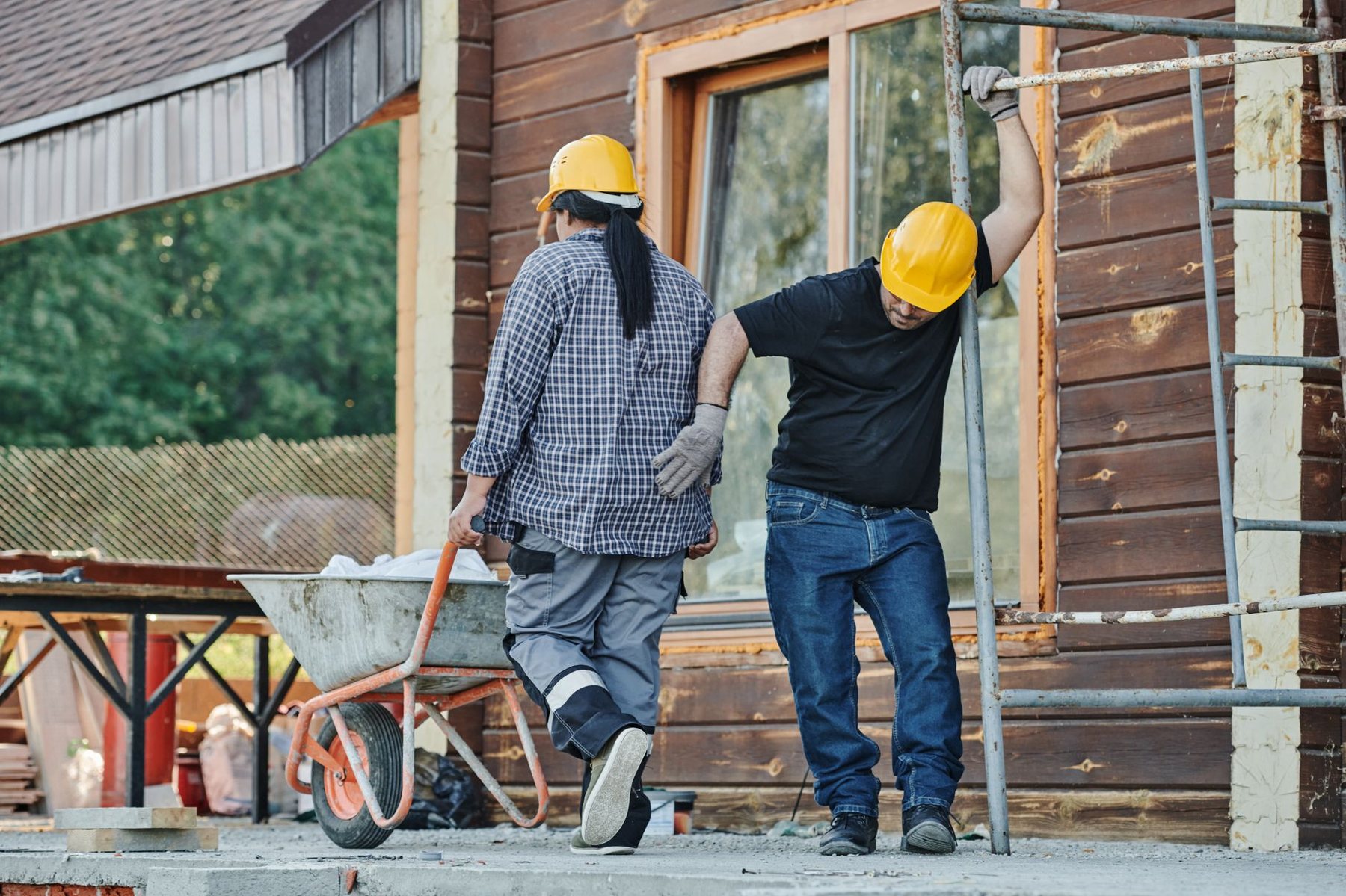 Equipo de obra trabajando en una vivienda
