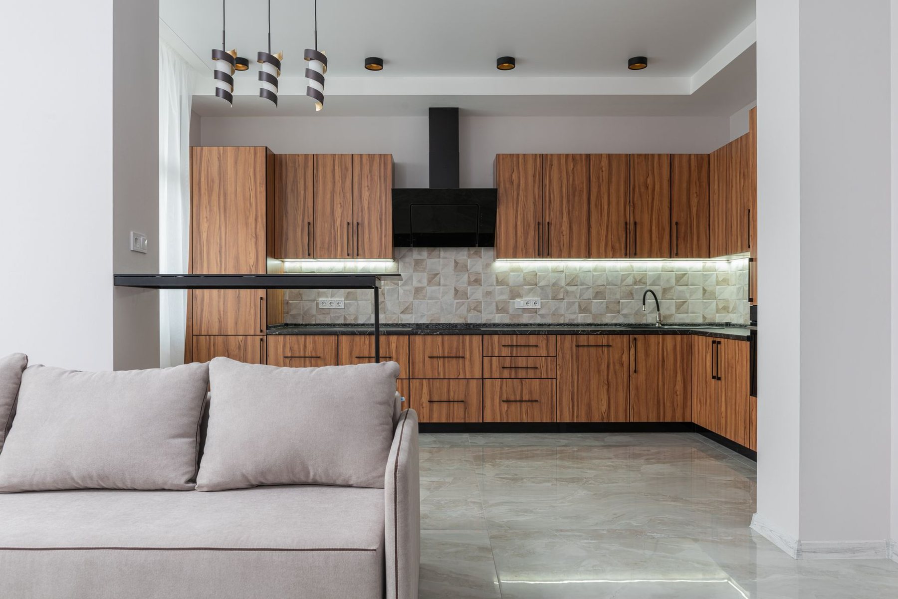 Living y cocina con terminaciones terminadas — obra tipo de Construcciones Bustos
